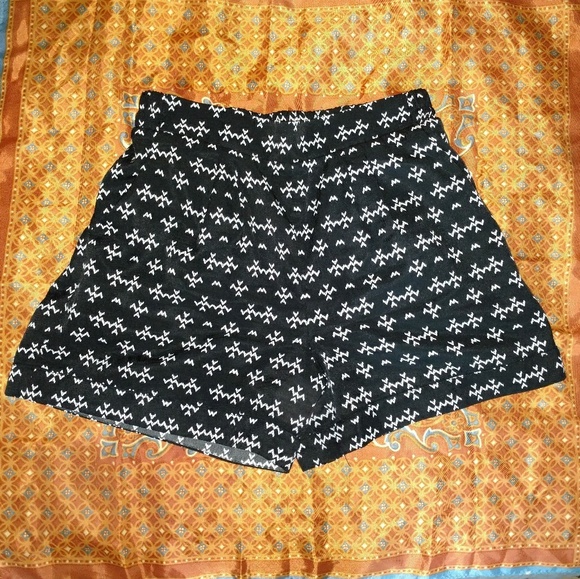 High Waist Pattern Short - Picture 2 of 2